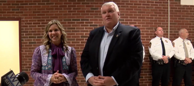 خاتون اول اسٹیٹ سینیٹر ٹریوس ہیک ورتھ کے ساتھ