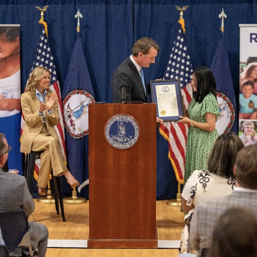 پوڈیم پر گورنر ایوارڈ پیش کر رہے ہیں۔