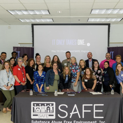 خاتون اول سیف گروپ کے ساتھ پوز دیتی ہیں۔