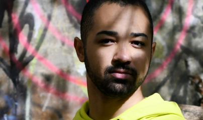 پیلے رنگ کے ہوڈی میں نوجوان کا چہرہ