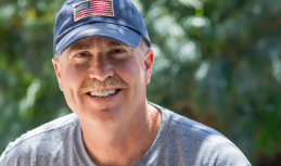 فیشن شرٹ میں درمیانی عمر کا آدمی